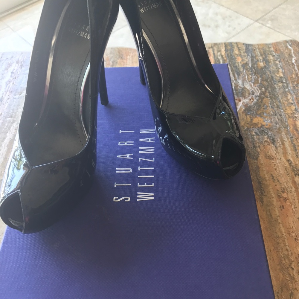 New SW black sleek platform pumps! 👠
