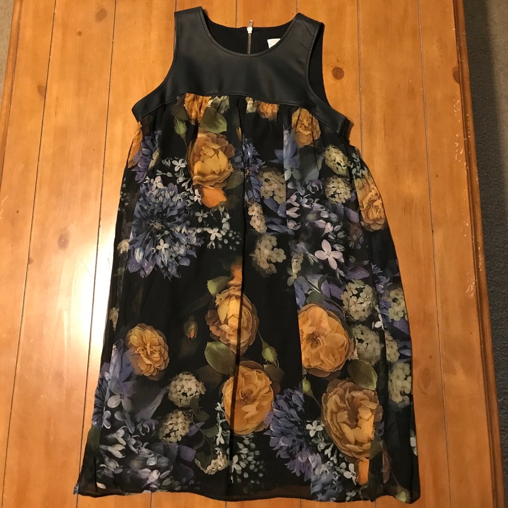 💗💗💗 size M dress with faux leather top.