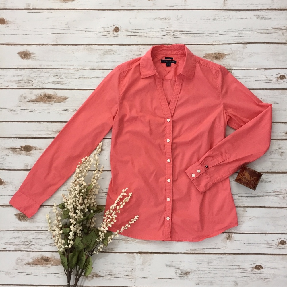 NWOT • Classic TH Striped Fitted VNeck Oxford