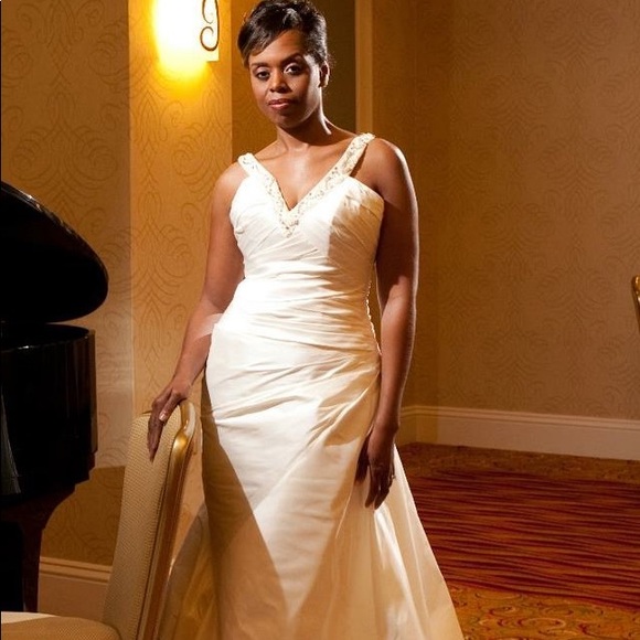 Wedding Dress - Picture 1 of 6