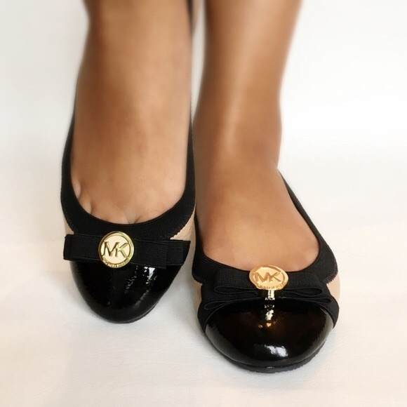 Michael Kors Shoes - 🌟HP⭐️ Michael Kors Black Bow Dixie Ballerina Flat