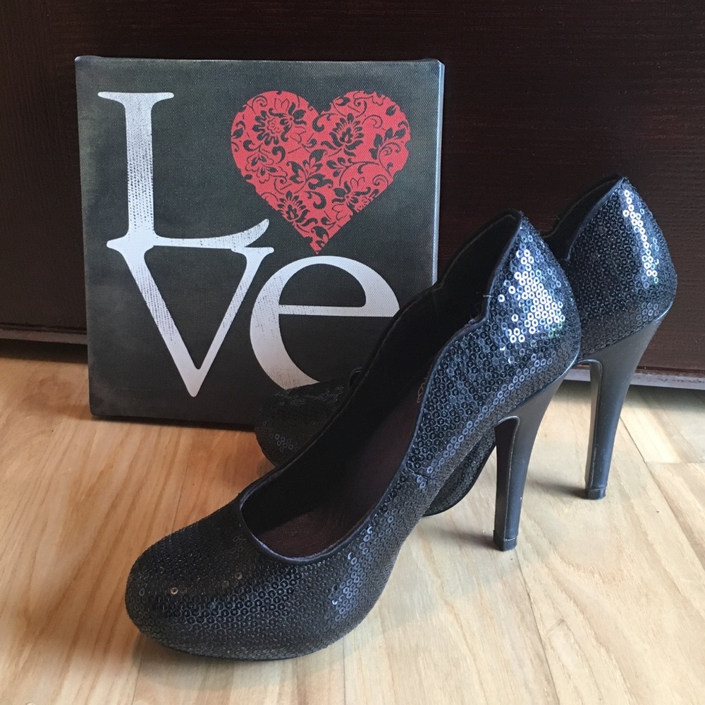 Bigots sequined, black pumps. Size 6.