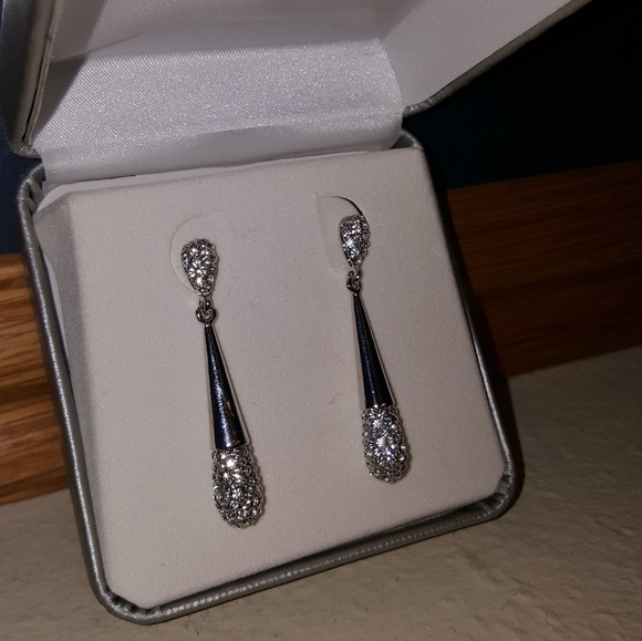 Rhinestone dangle earrings - Picture 2 of 3