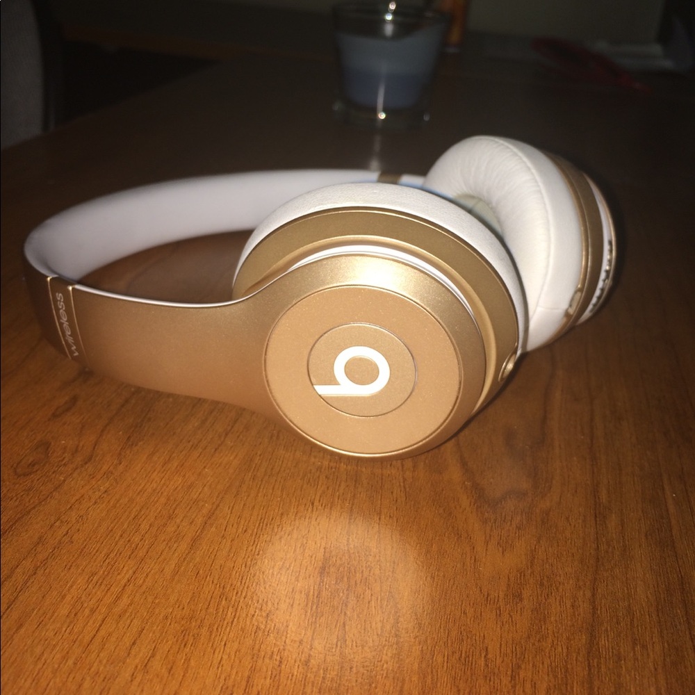 Chargeable wirless beats