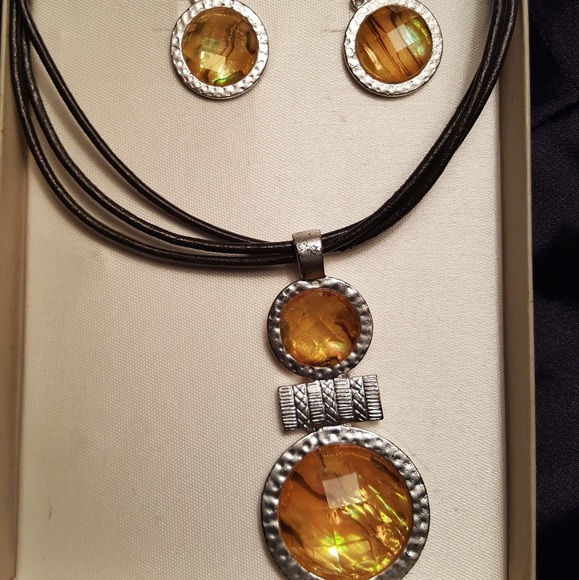 Amber like and silver pendant and earring set - Picture 2 of 4