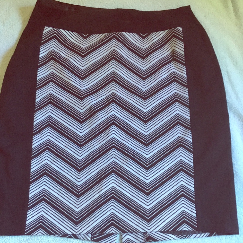 Black pattern pencil skirt.