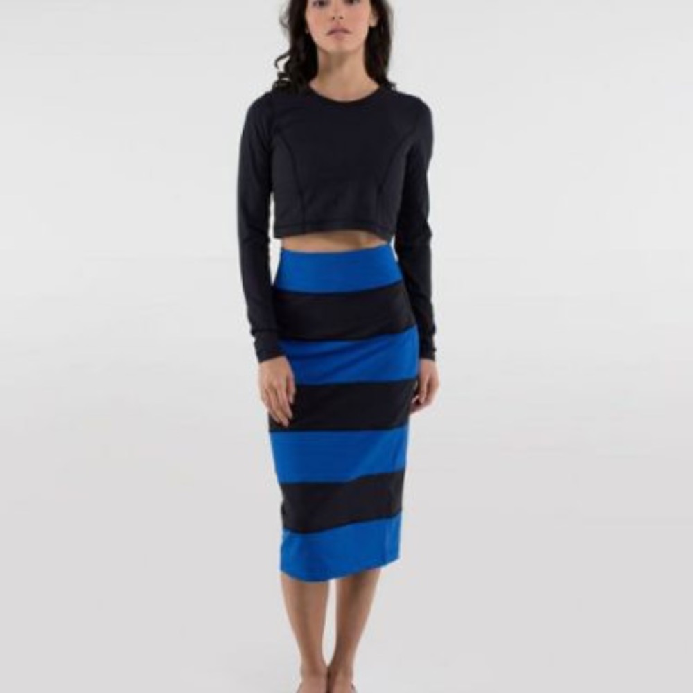 EUC Lululemon Yoga Over Skirt Baroque Blue/black 4