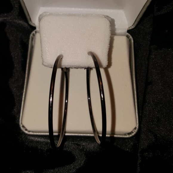 Black metal hoop earrings - Picture 2 of 3