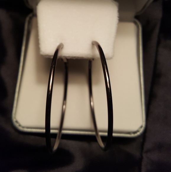 Black metal hoop earrings - Picture 3 of 3