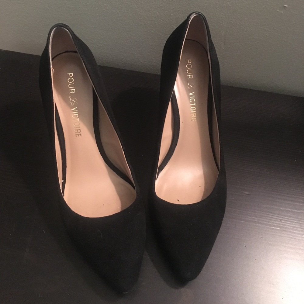 Pour la Victoire black wedge heel