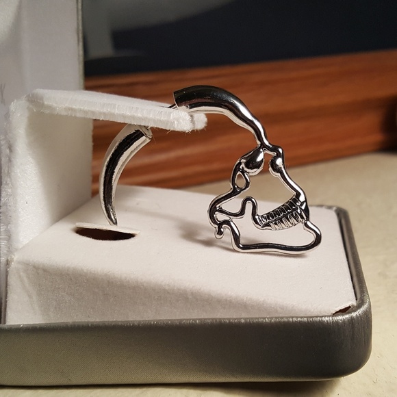 Edgy Silver Skull Earrings - Picture 4 of 4