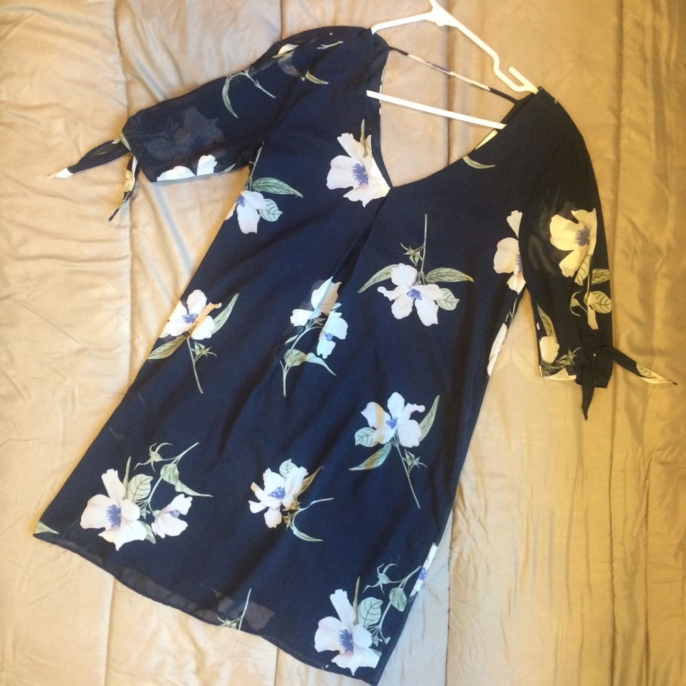 Floral shift dress with split sleeves, worn once!