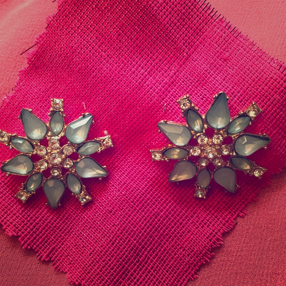 Turquoise sparkly earrings, green jewels and gold