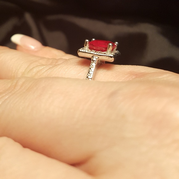 Red Square Shaped Silver Toned Ring - Picture 2 of 4