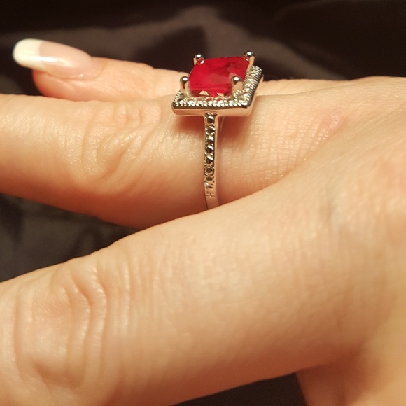 Red Square Shaped Silver Toned Ring - Picture 3 of 4