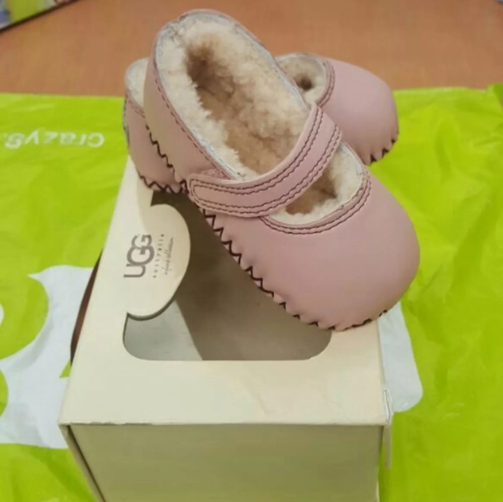 ⚠️SOLD ⚠️🌹 UGG Leather Baby Mary Jane Shoes
