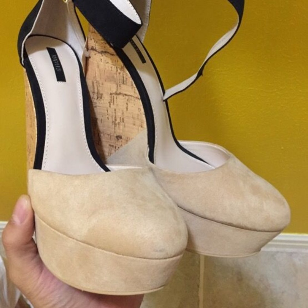 BRAND NEW Forever 21 Wedge Heels size 9