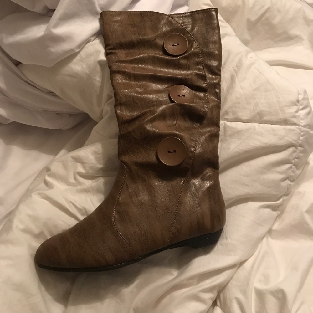 Adorable Tan Boots ~ Size 8