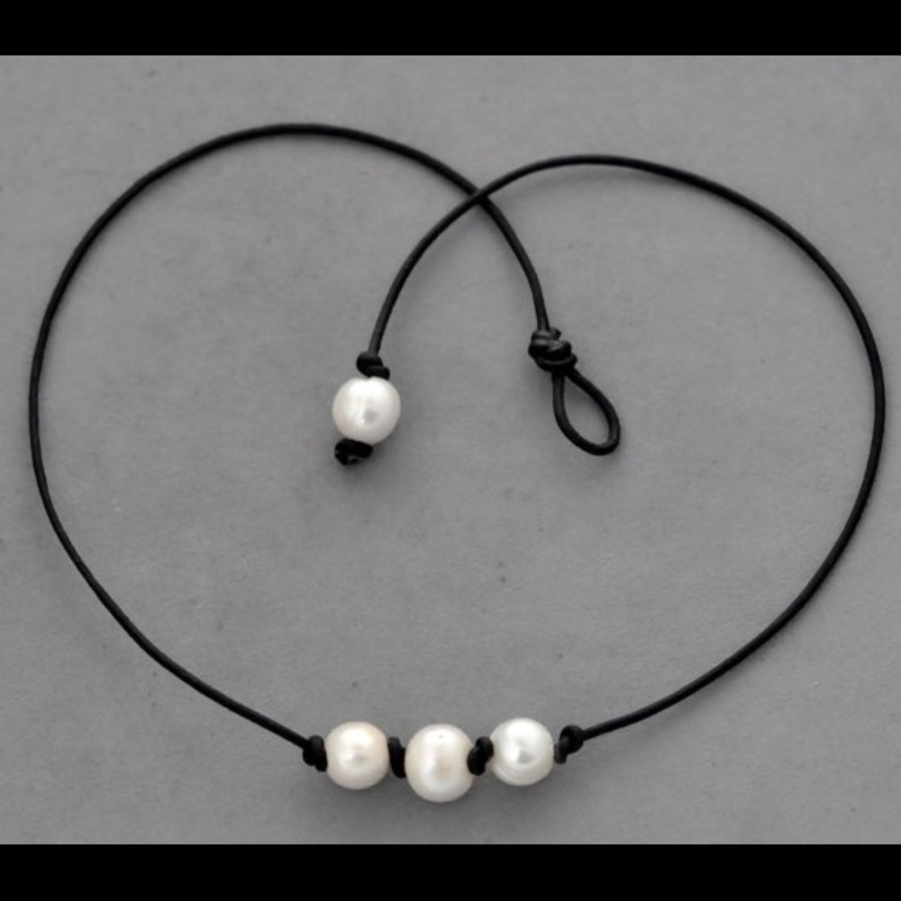 BLACK LEATHER THREE PEARL NECKLACE!!
