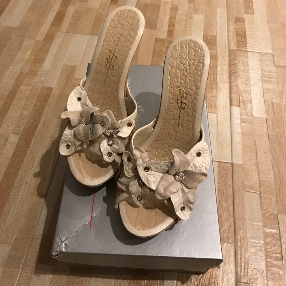 New Italian BB white flower Heels size 39/9