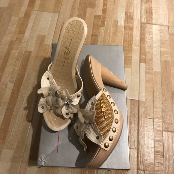 New Italian BB white flower Heels size 39/9 - Picture 2 of 2