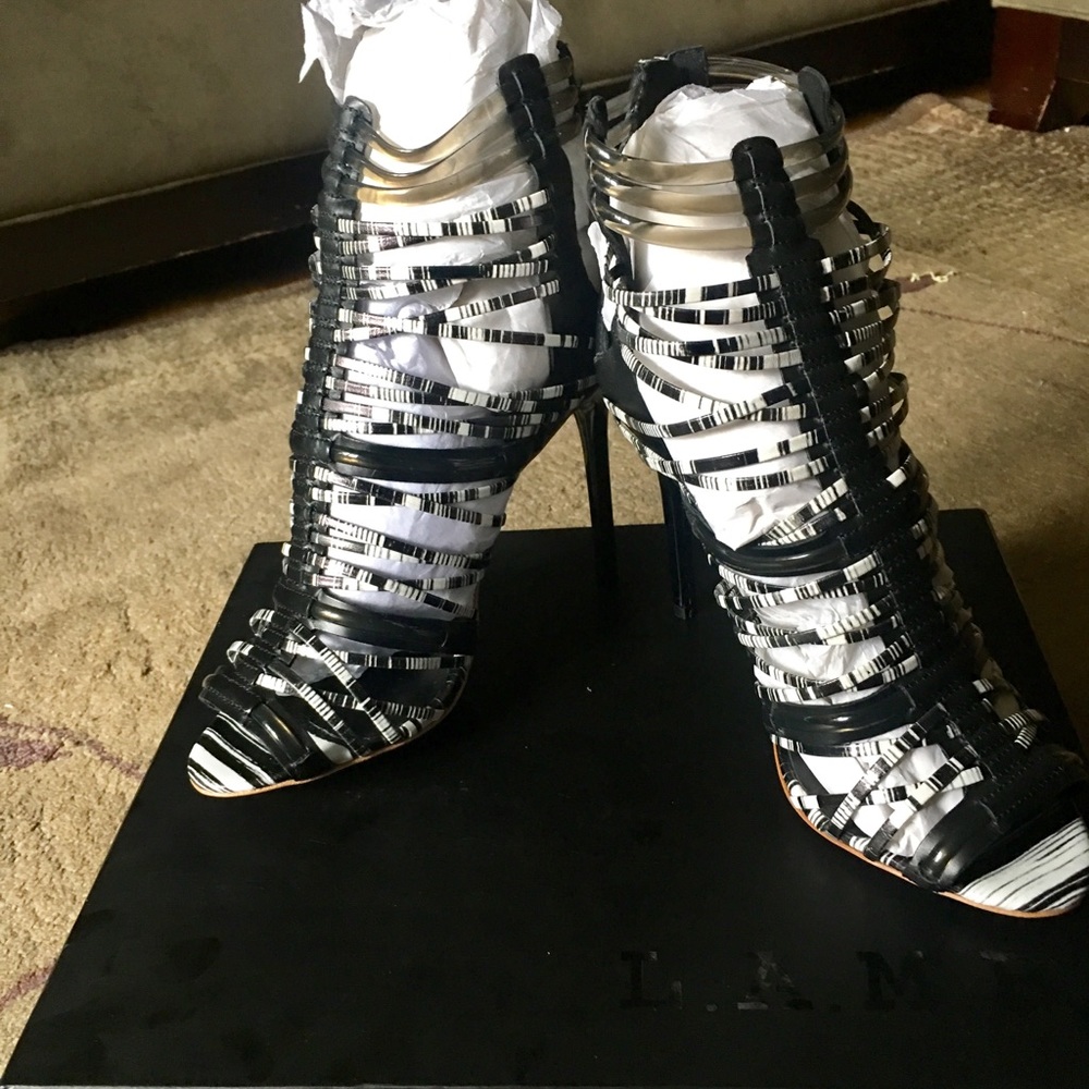 Brand New L.A.M.B. Strappy sandals sz 8