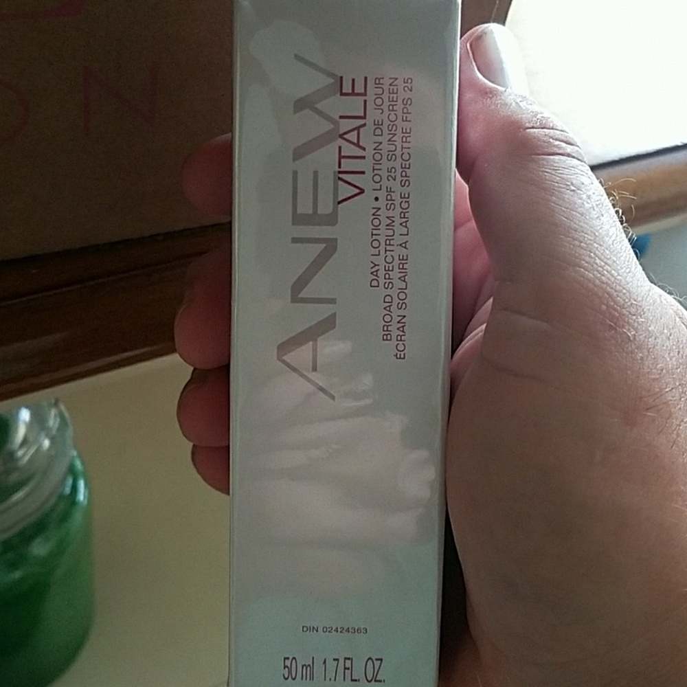 Avon anew vitale day lotion