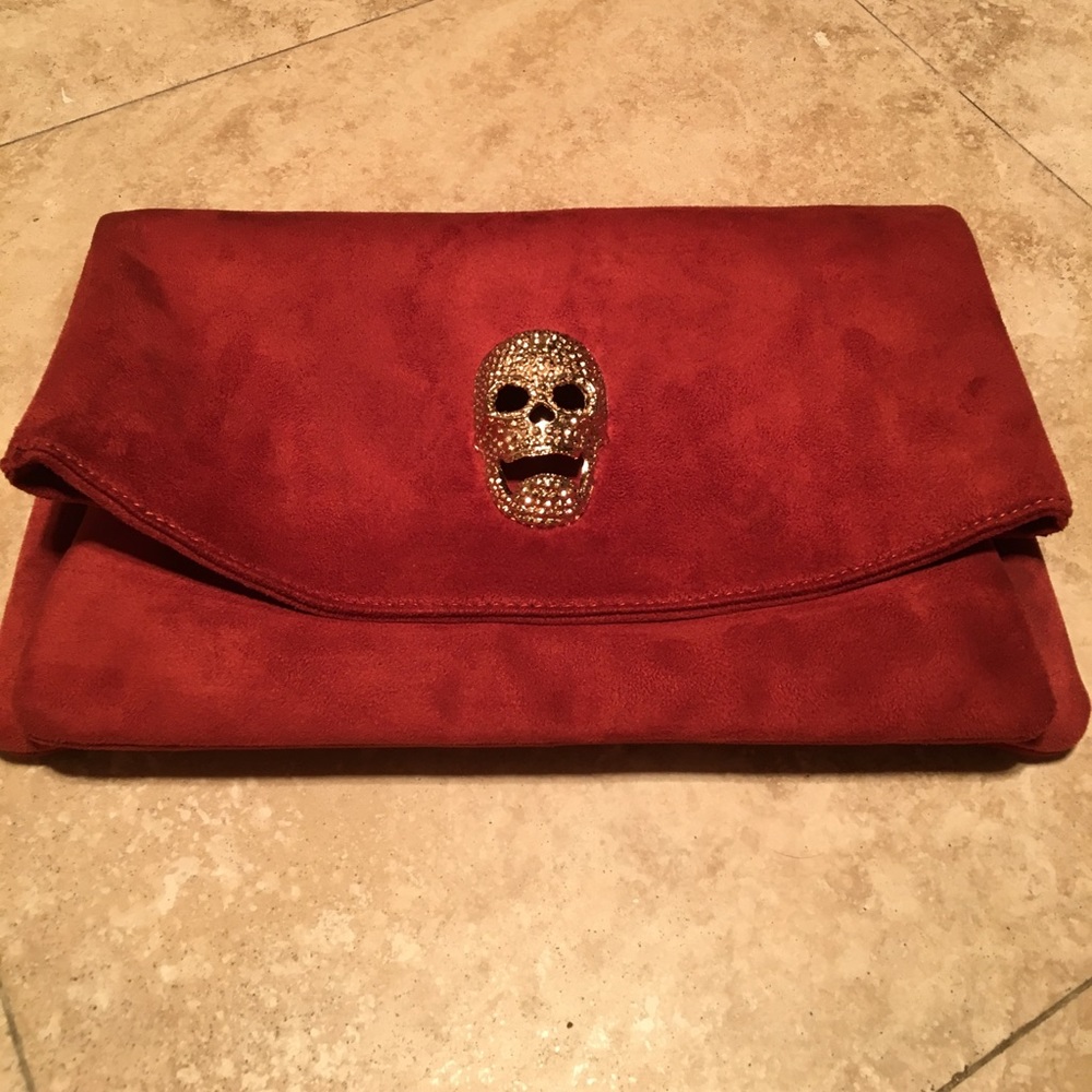 Clutch with skull