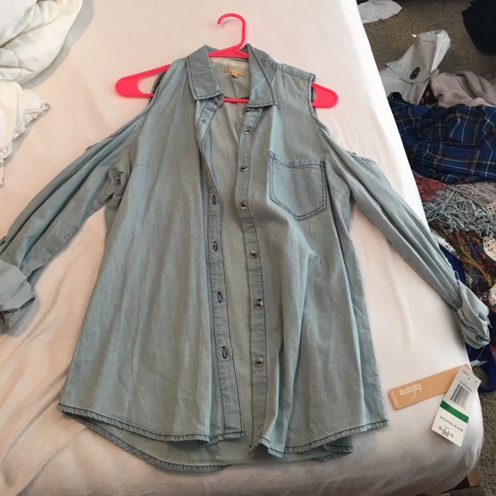 Cold shoulder denim top