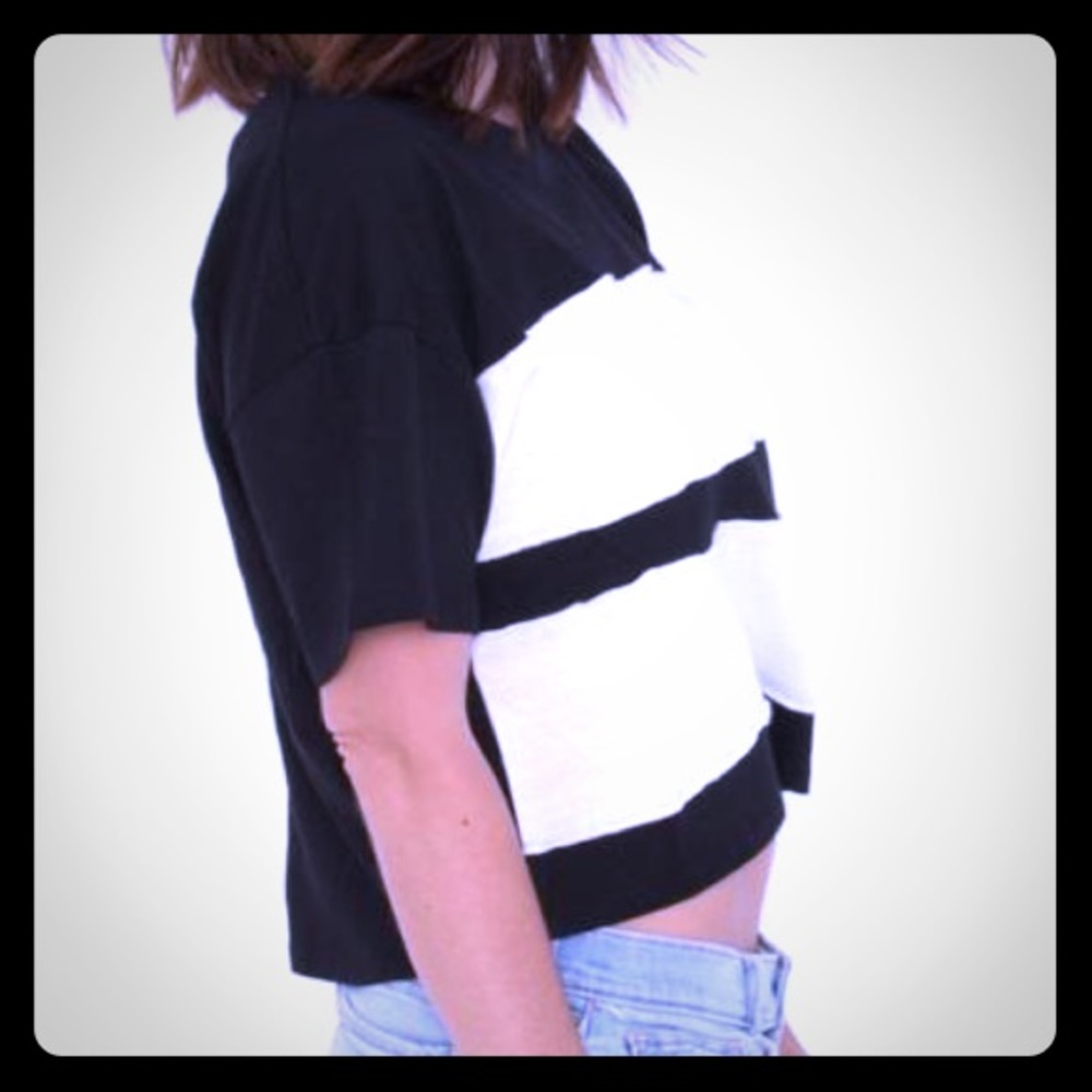 Black and white crop tee ♣️⚪️♠️🔲