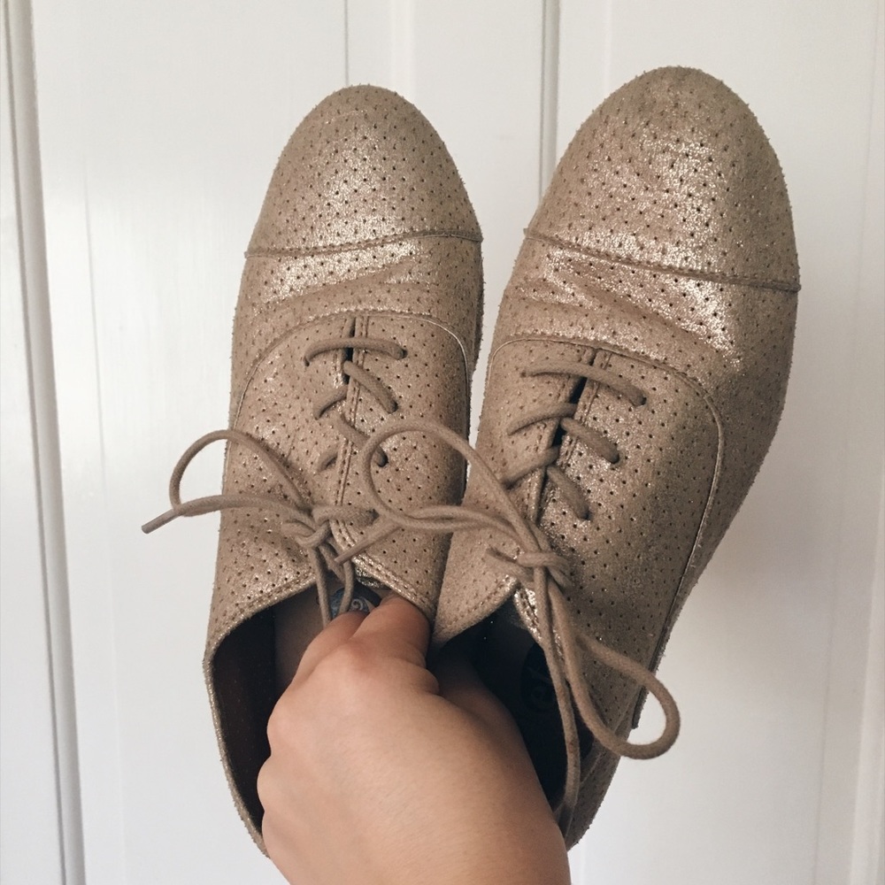 size 8/9 rue21 champagne/gold faux leather oxfords