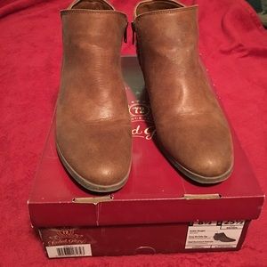 Zippered ankle quilted boots