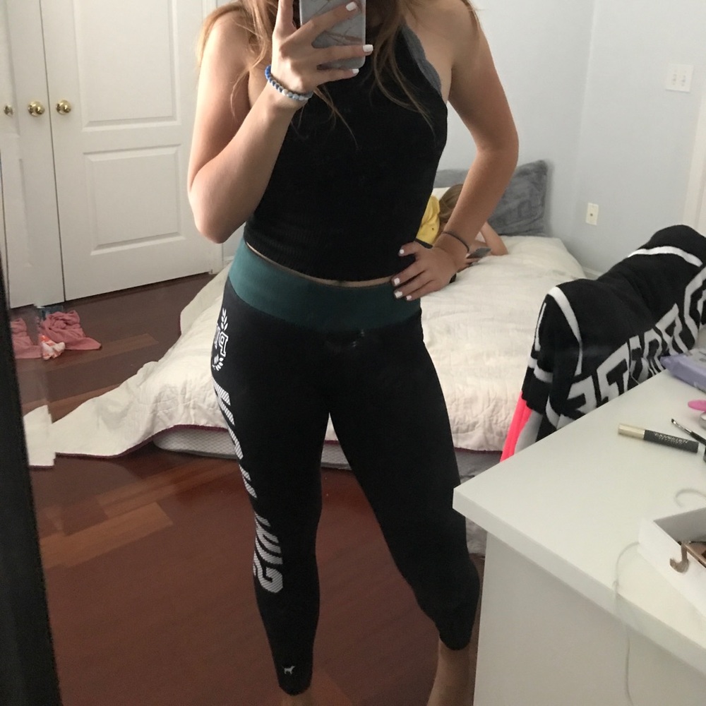 Pink Victoria's Secret leggings "run this"