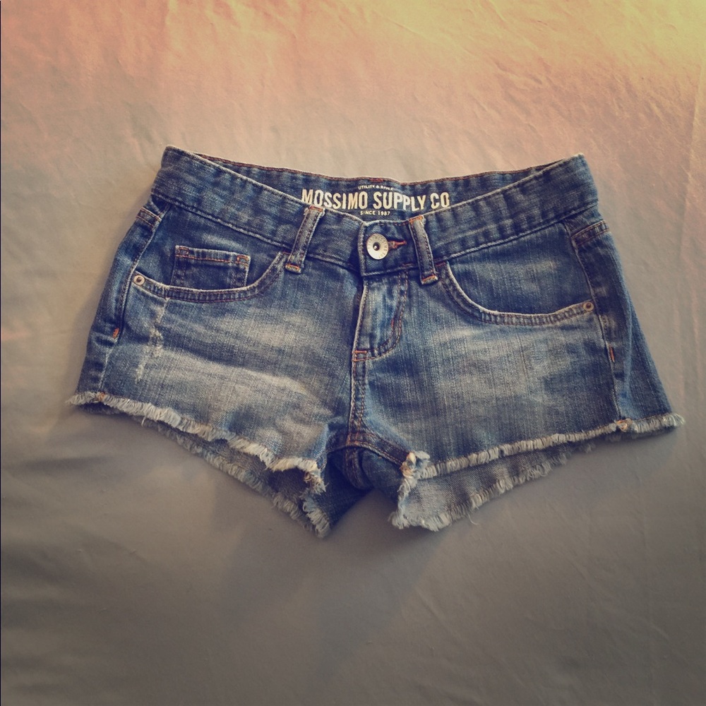 Women's cutoff denim shorts