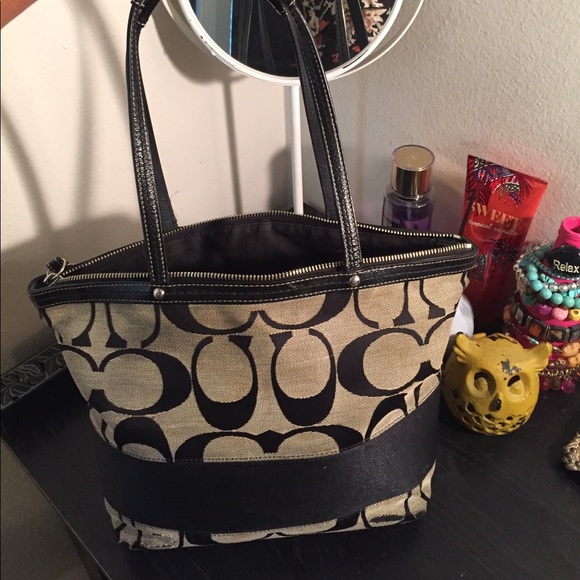 Medium Coach tote - Picture 2 of 9