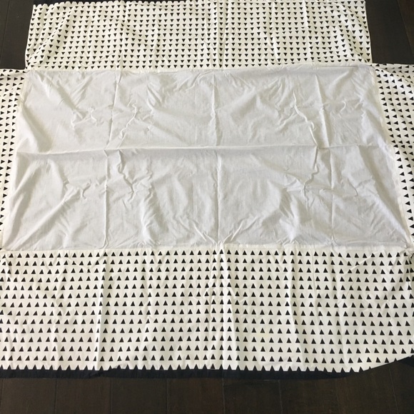 Land of Nod Crib skirt - Picture 1 of 4