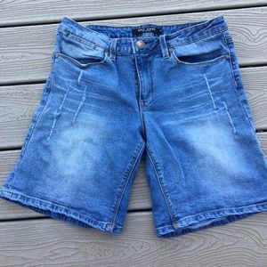 Max Jeans size 8 blue jean shorts.