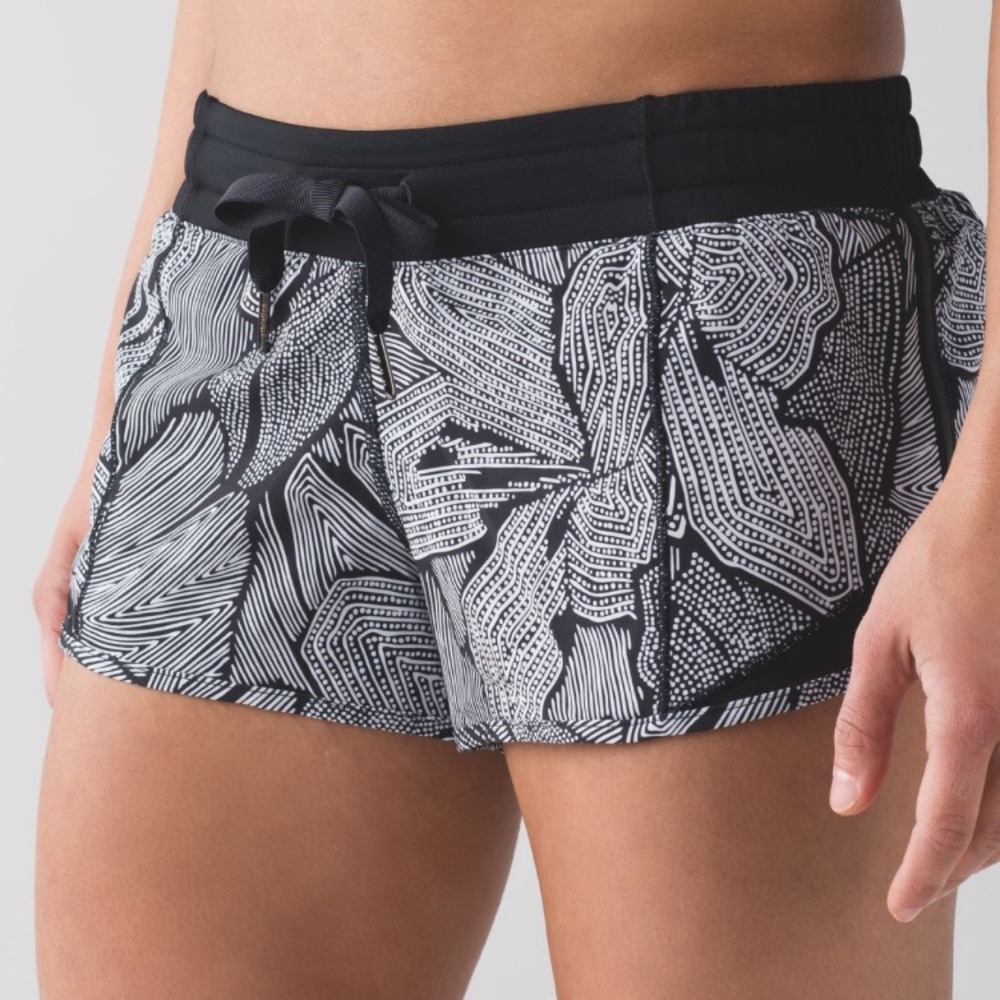 EUC RARE lululemon hotty hot short dottie tribe
