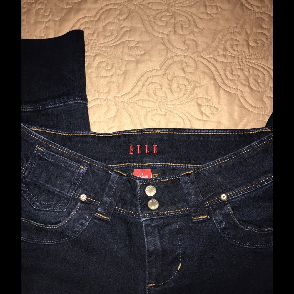 Elle cuffed denim capris.  Size 4