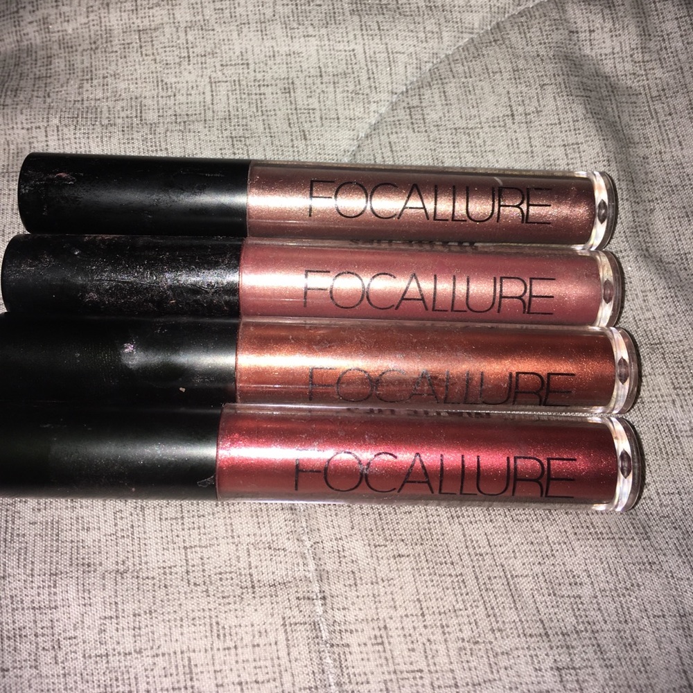 4 different matte color lip sticks