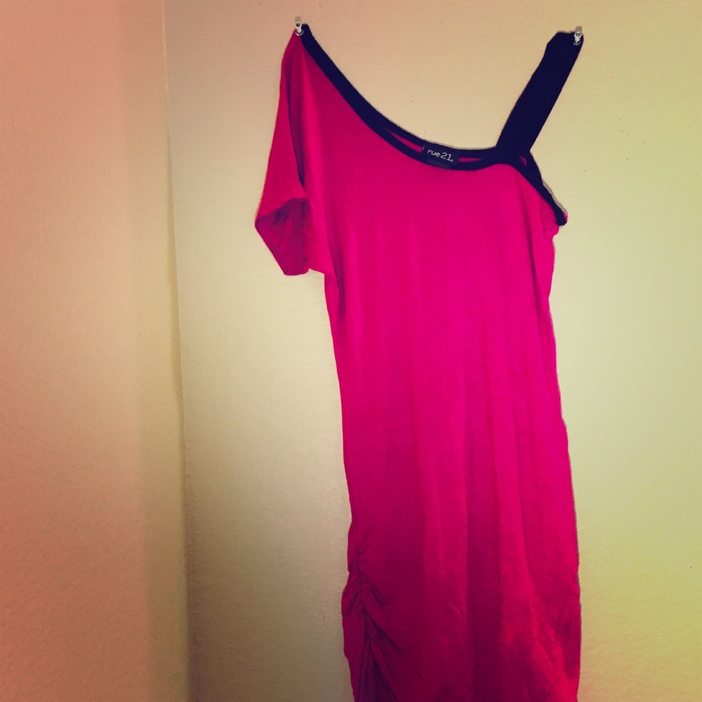 Dark pink one shoulder top w/ short sleeve🌷