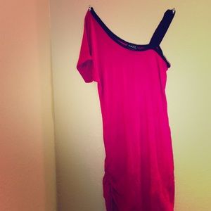 Dark pink one shoulder top w/ short sleeve🌷