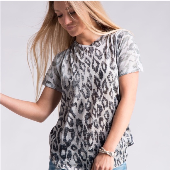 💙 Host Pic Leopard Print Short Sleeve Top - Picture 3 of 6