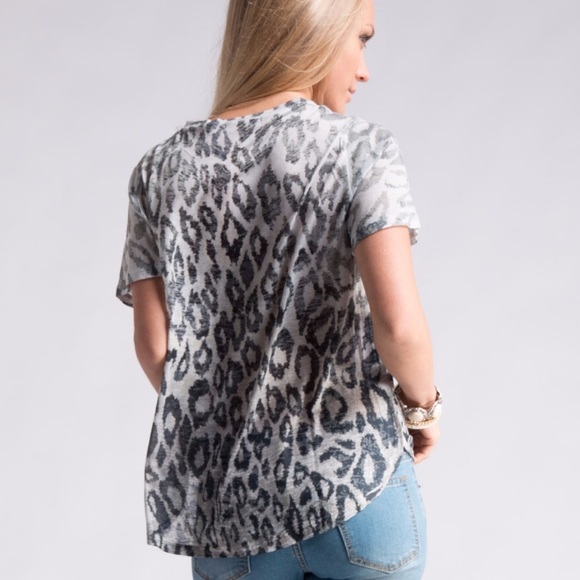 💙 Host Pic Leopard Print Short Sleeve Top - Picture 4 of 6
