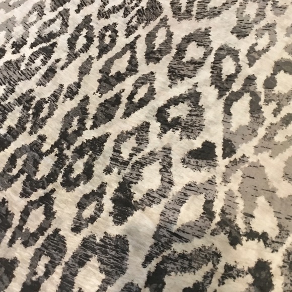 💙 Host Pic Leopard Print Short Sleeve Top - Picture 5 of 6