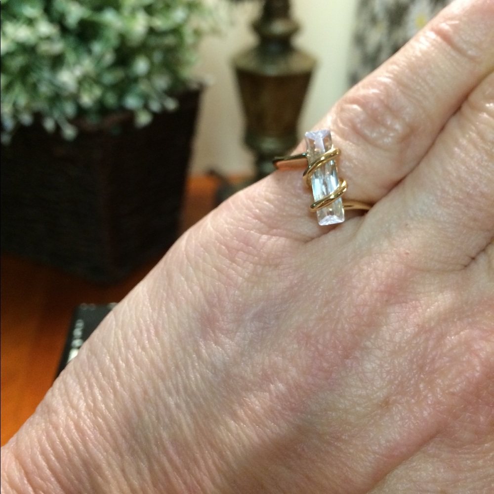 ⭐️⭐️SALE⭐️⭐️  Yellow Gold Crystal Ring - Picture 5 of 8