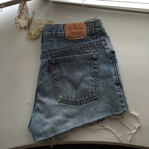 Distressed Levi shorts!