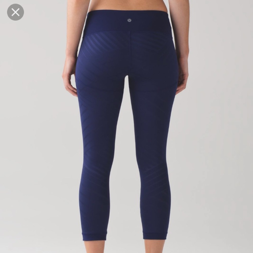 NWT lululemon hot like Agni crop. Blue. 4.