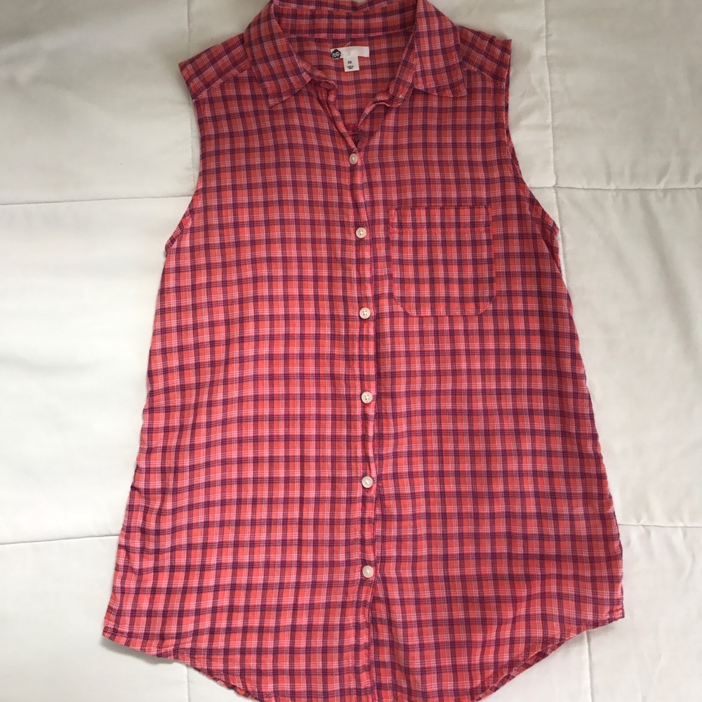 Sleeveless plaid button down top with collar