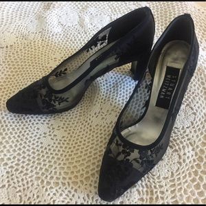 Chic Stuart Weitzman black lace pumps sz 7.5